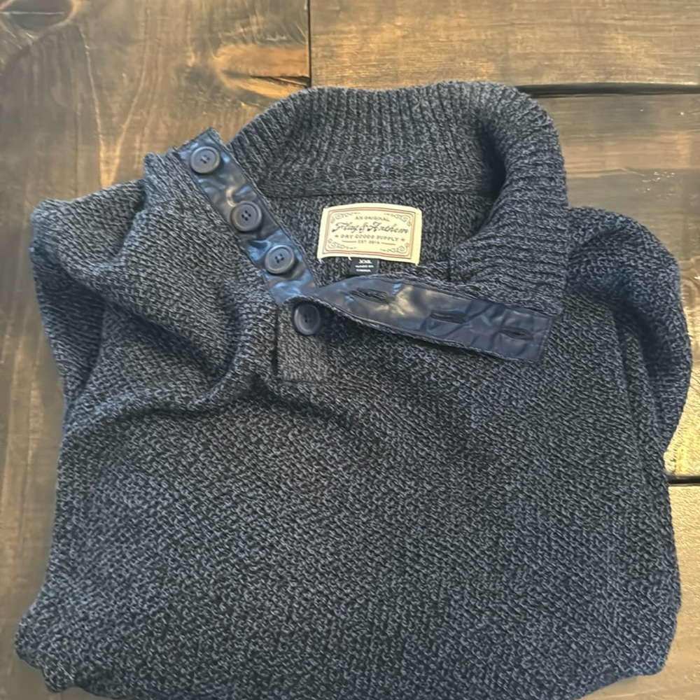 2XL sweater like new. Worn 1 or 2 times. Non smoking home